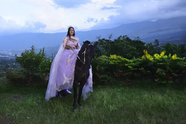 Quinceañera en su sesión con caballos, foto 1