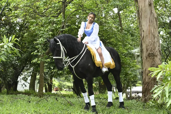 Quinceañera en su sesión con caballos, foto 2