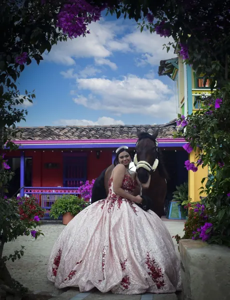 Quinceañera con caballo en La Mayoría